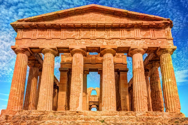 A híres Temple Concordia a Templomok völgyétől Agrigento közelében — Stock Fotó