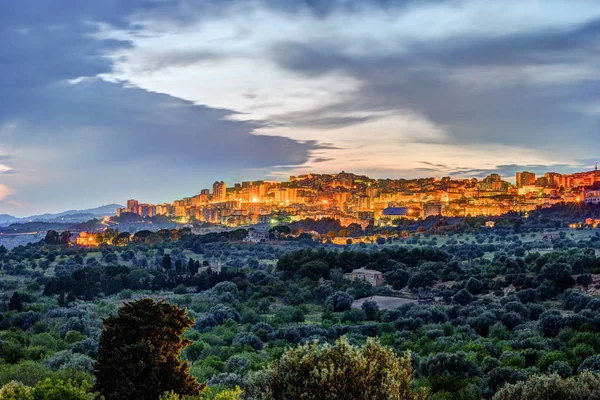 Vista sobre Agrigento à noite — Fotografia de Stock