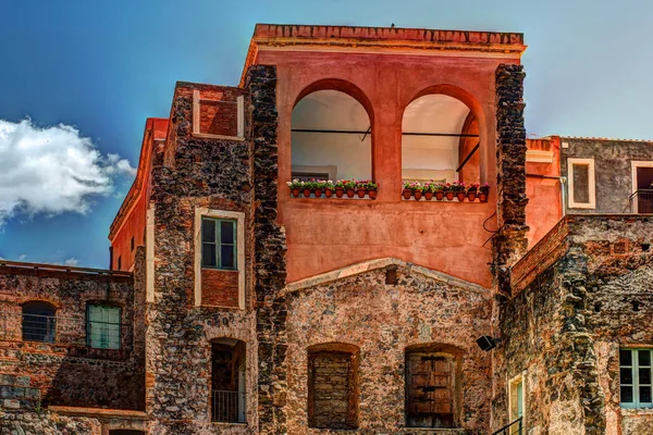 Bela vista de fachadas coloridas de casas antigas na Itália . — Fotografia de Stock