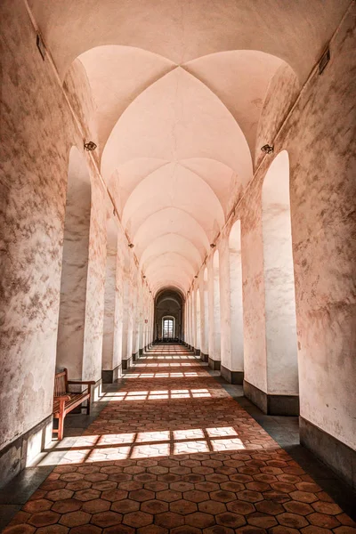 里面的修道院回廊拱门的形象. — 图库照片