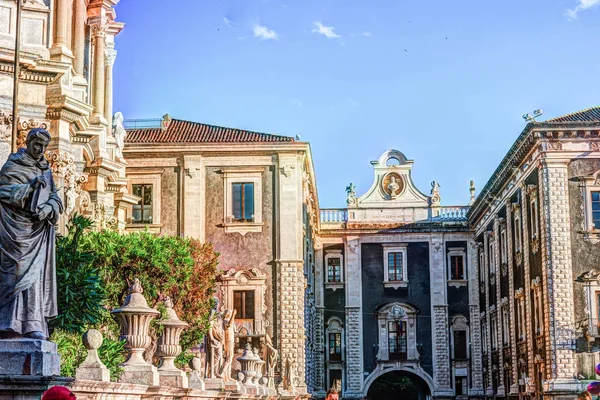 Пьяцца Дуомо с ратушей в Катании в Сицилии, Италия — стоковое фото