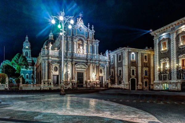 Piazza Duomo met de kathedraal van Santa Agatha in Catania in Sicilië, Italië — Stockfoto