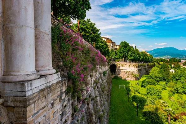 Из окон открывается потрясающий вид на Старый город. Бергамо — стоковое фото