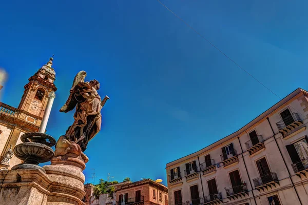 Obelisk jako Colonna dell Immacolata v náměstí San Domenico v Palermo, Sicílie, Itálie. — Stock fotografie