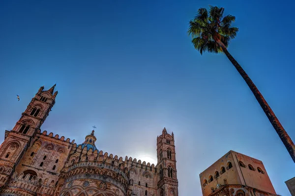 Derrière l'immense cathédrale de Palerme, en Sicile — Photo