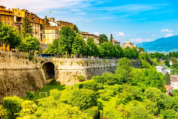 Panoramautsikt over Citta Alta, gamlebyen. Bergamo – stockfoto