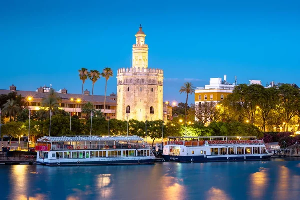 Utsikt över Gyllene tornet, Torre del Oro, i Sevilla, Andalusien, Spanien — Stockfoto