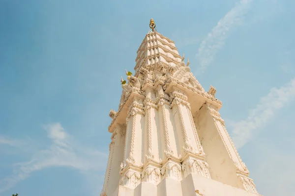 Stupas at Wat Intharawihan temple, Bangkok — Stock Photo, Image