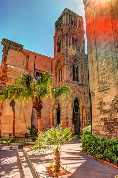 Klokkentoren van de kerk van Martorana met palmbomen, Palermo. Sicilië. — Stockfoto