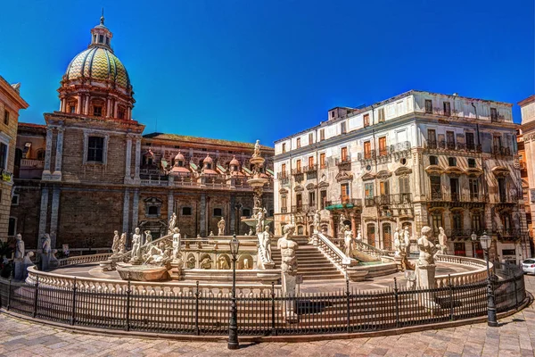 Slavná fontána hanby na barokní náměstí Piazza Pretoria, Palermo, Sicílie — Stock fotografie