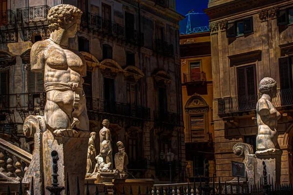 Berömda fontän av skam på barock Piazza Pretoria, Palermo, Sicilien — Stockfoto