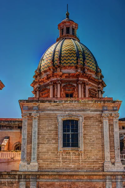 Cúpula del edificio histórico en la Piazza Pretoria barroca, Palermo , —  Fotos de Stock