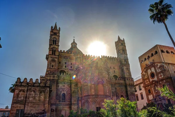 Спинках величезний собор в Палермо, Сицилія — стокове фото