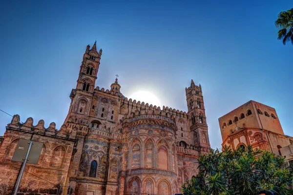 Спинках величезний собор в Палермо, Сицилія — стокове фото