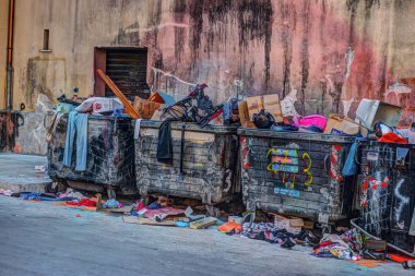 Dumpsters çöple dolu olmak