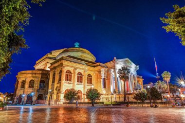 Teatro Massimo - Opera ve bale Tiyatrosu Verdi Meydanı'nda akşam görünümünü