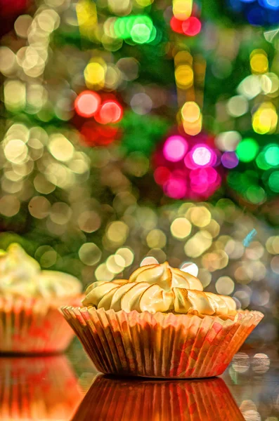 Cupcake avec arbre de Noël en arrière-plan — Photo