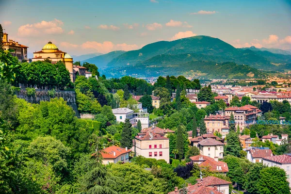 Vista panoramica su Città Alta, centro storico. Bergamo — Foto Stock