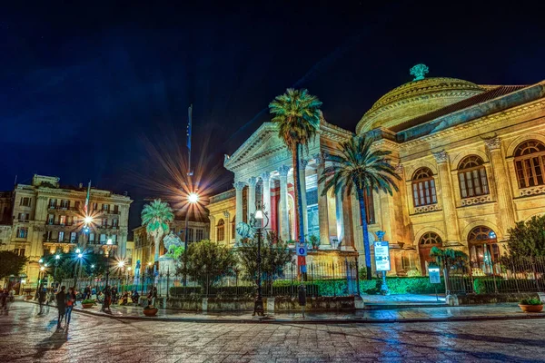 La vista nocturna del Teatro Massimo - Teatro de Ópera y Ballet en la Plaza Verdi — Foto de Stock