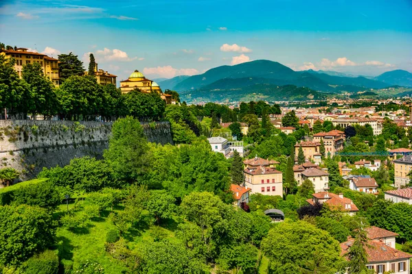 Vista panoramica su Città Alta, centro storico. Bergamo — Foto Stock