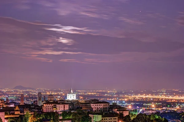 Vista en el casco antiguo Citta Alta de Bérgamo desde la colina de San Vigilio . — Foto de Stock