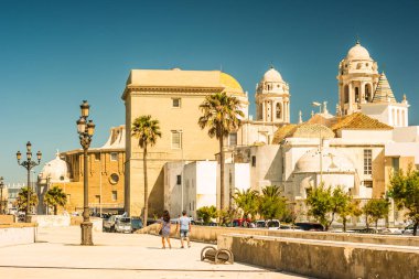 Cadiz güzel manzarasına Katedrali ve Iglesia Santa Cruz ile