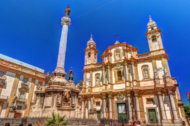 Dikilitaş benzeri Colonna dell Immacolata kare San Domenico Palermo, Sicilya, İtalya.