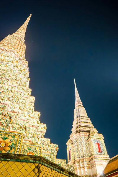 Красиво украшенные пагоды храма Ват Пхо ночью . — стоковое фото