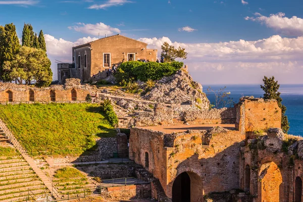 Las ruinas del teatro Taormina al atardecer . —  Fotos de Stock