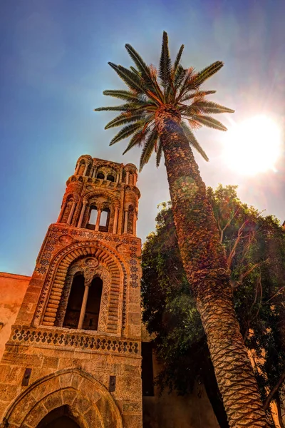 Klokkentoren van de kerk van Martorana met palmbomen, Palermo. Sicilië. — Stockfoto