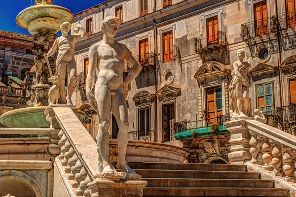 Famous fountain of shame on baroque Piazza Pretoria, Palermo, Sicily — Stock Photo, Image