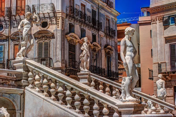 Slavná fontána hanby na barokní náměstí Piazza Pretoria, Palermo, Sicílie — Stock fotografie