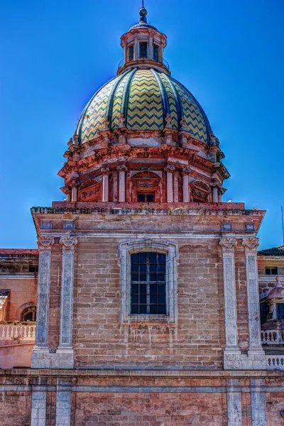 Cúpula del edificio histórico en la Piazza Pretoria barroca, Palermo , —  Fotos de Stock