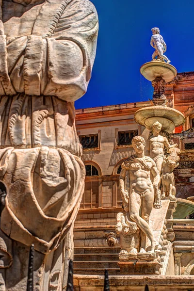 Famosa fuente de vergüenza en la barroca Piazza Pretoria, Palermo, Sicilia —  Fotos de Stock