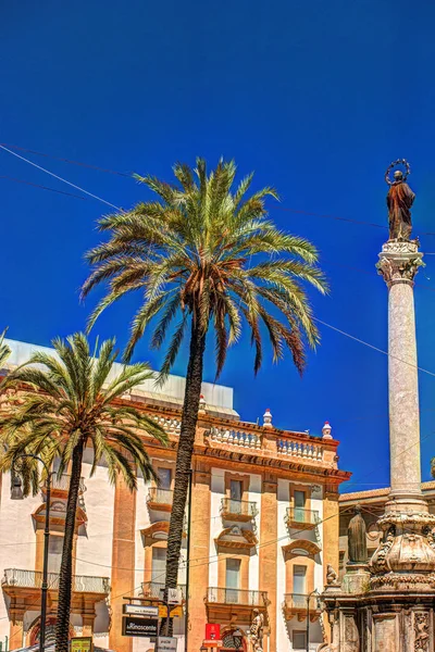 La Colonna dell Immacolata, similar al obelisco, en la plaza San Domenico de Palermo, Sicilia, Italia . — Foto de Stock