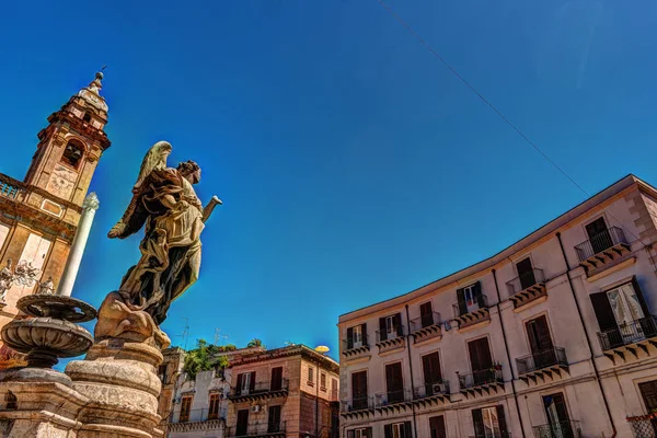 O obelisco-como Colonna dell Immacolata na praça San Domenico em Palermo, Sicília, Itália . — Fotografia de Stock