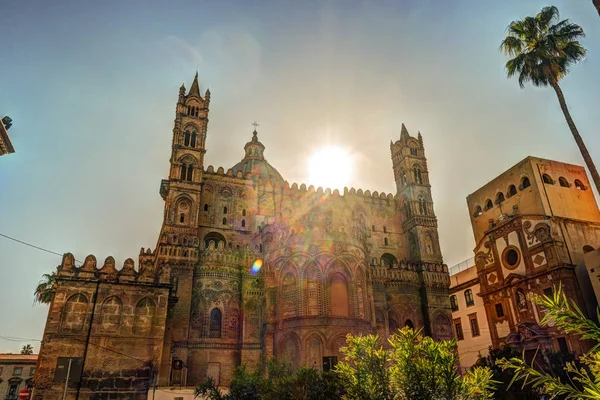 Atrás de la enorme catedral de Palermo, Sicilia —  Fotos de Stock