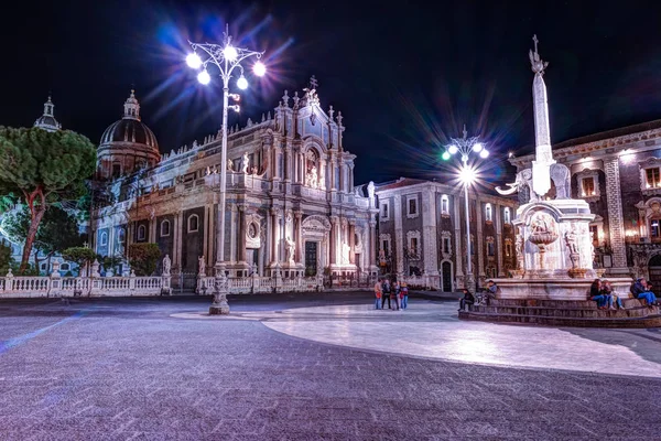 Vista noturna da Piazza del Duomo em Catania, Sicília, Itália . — Fotografia de Stock