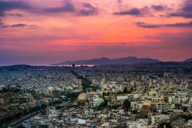 Atina Panorama adlı günbatımı. Güzel cityscape
