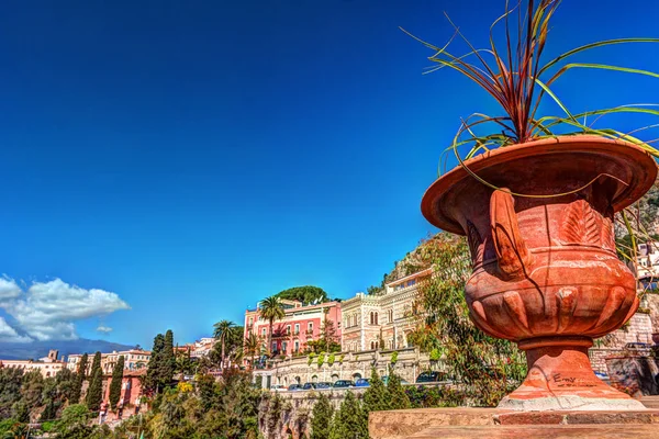 Uitzicht op Taormina - beroemde resort in Sicilië, Italia. — Stockfoto