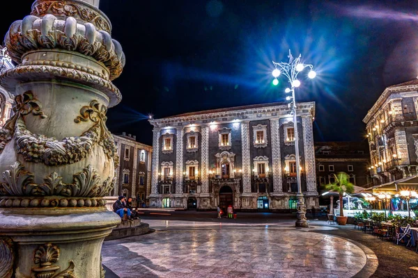 Piazza Duomo com Câmara Municipal em Catania, na Sicília, Itália — Fotografia de Stock