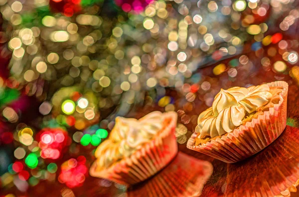 Cupcake com árvore de natal no fundo — Fotografia de Stock