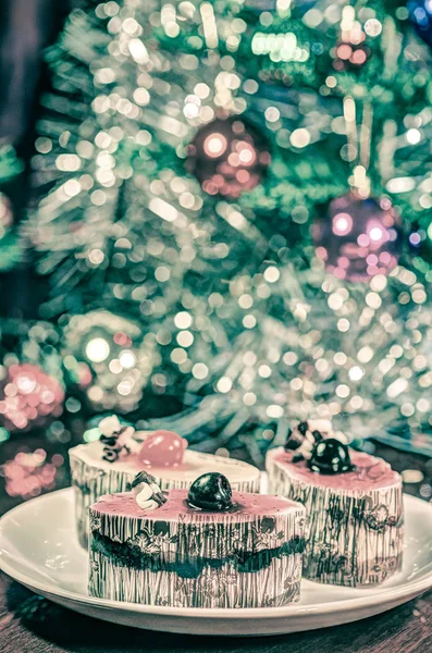 Torta con albero di Natale sullo sfondo — Foto Stock