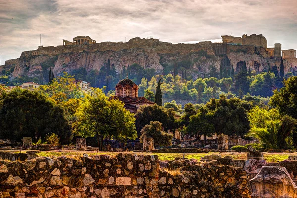 Pohled na Acropolis ze starověké agory, Atény, Řecko. — Stock fotografie