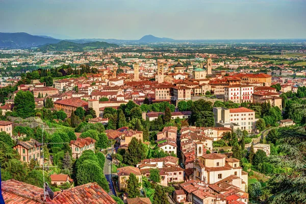 Vista en el casco antiguo Citta Alta de Bérgamo desde la colina de San Vigilio . —  Fotos de Stock