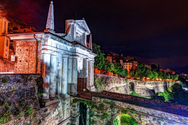 Mura in pietra del Castello La Rocca nel centro storico di Bergamo — Foto Stock