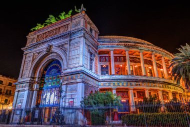 Palermo Politeama Garibaldi tiyatroda gece görünümü