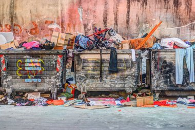 Dumpsters çöple dolu olmak