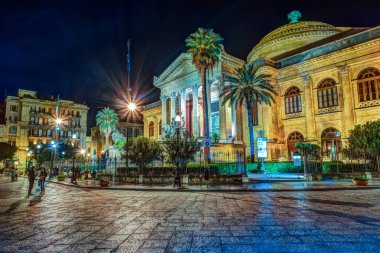 Teatro Massimo - Opera ve bale Tiyatrosu Verdi Meydanı'nda akşam görünümünü