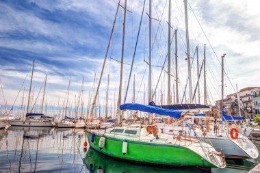 Tekneler ve yatlar La Cala Bay, Palermo'da eski liman Park